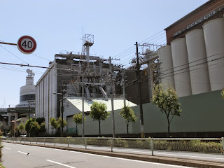 石田の倉庫とサイロの風景