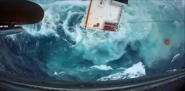 Συγκλονίζει ο πιλότος που έσωσε τους ναυτικούς – Κίνδυνος ρύπανσης από την προσάραξη του «Cabrera» Συγκλονίζει ο πιλότος που έσωσε τους ναυτικούς – Κίνδυνος ρύπανσης από την προσάραξη του «Cabrera»