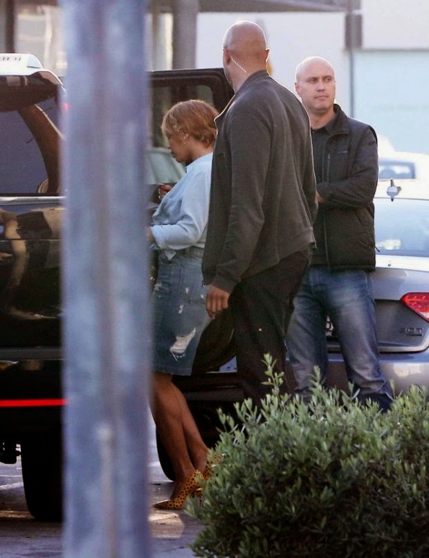 Don't wanna dance is off although dragged out to a party without a stage! Beyonce Knowles is on generating.  The singer looked phenomenal in a denim top and skirt as she was snapped to lunch with husband, Jay Z and bodyguards at Los Angeles on Tuesday, February 24, 2015.