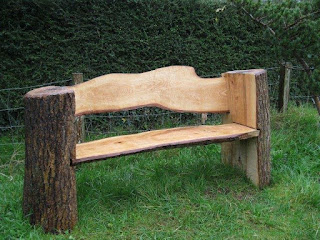 asiento construido con troncos de madera
