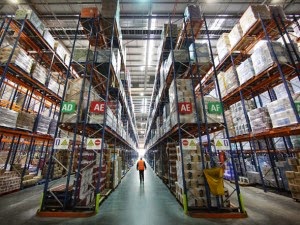 Índice que avalia nível de estoques no comércio recua novamente em março