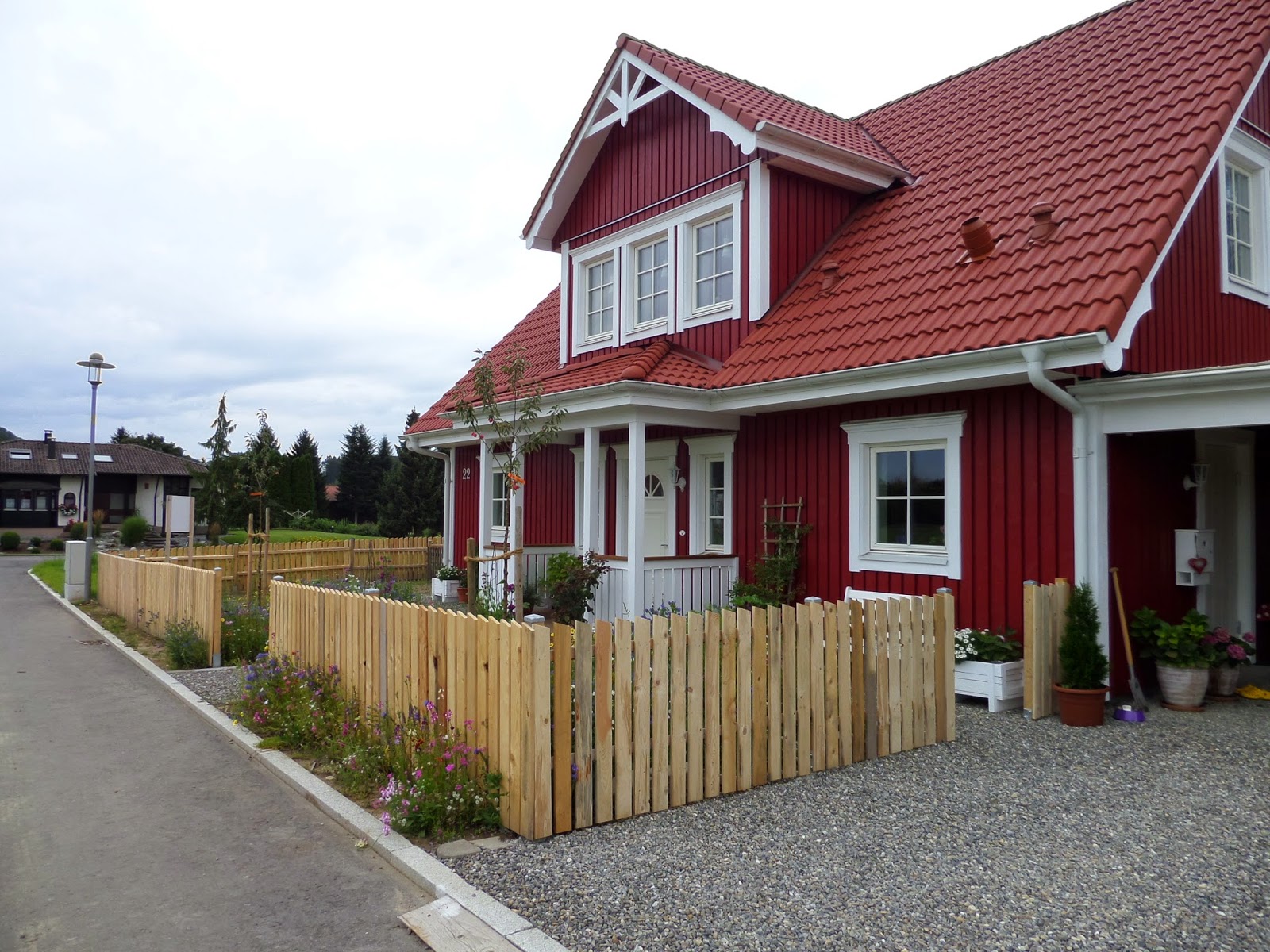 Kleine Lotta Unser Schwedenhaus Zaun, Pergola und Terrasse
