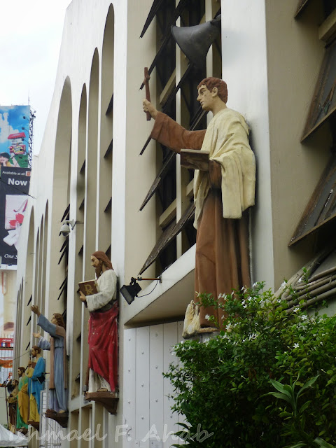 Images of saints at the side of Quiapo Church