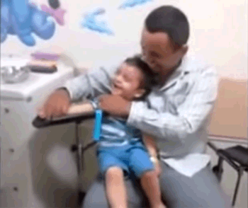 Vídeo vira hit na web ao mostrar criança morrendo de rir enquanto tomava injeção
