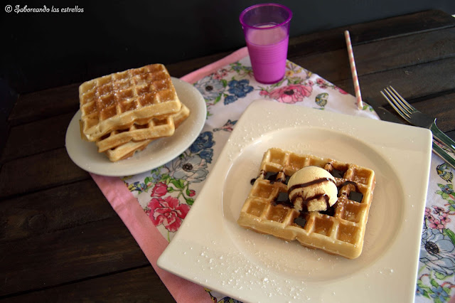 Gaufre con helado de vainilla - © Saboreando las Estrellas