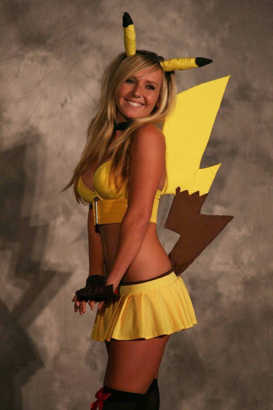 Jessica Nigri cosplays de Pikachu