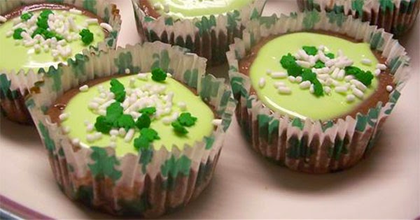 Mini Grasshopper Cheesecakes: Classic mini green cheesecakes with green frosting on a mint cookie base: ideal for St Patrick's day.