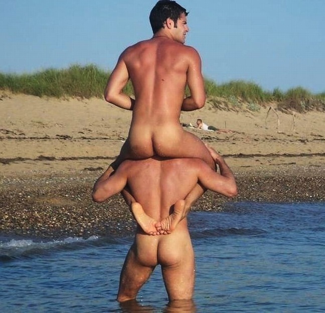 Две голые румынки и парень на пляже 