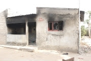 Mataram três pessoas incendiando duas casas