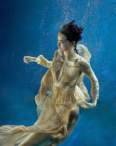 Zena Holloway fotografia fashion subaquática mulheres flutuando água Zena Holloway fotografia fashion subaquática mulheres flutuando água