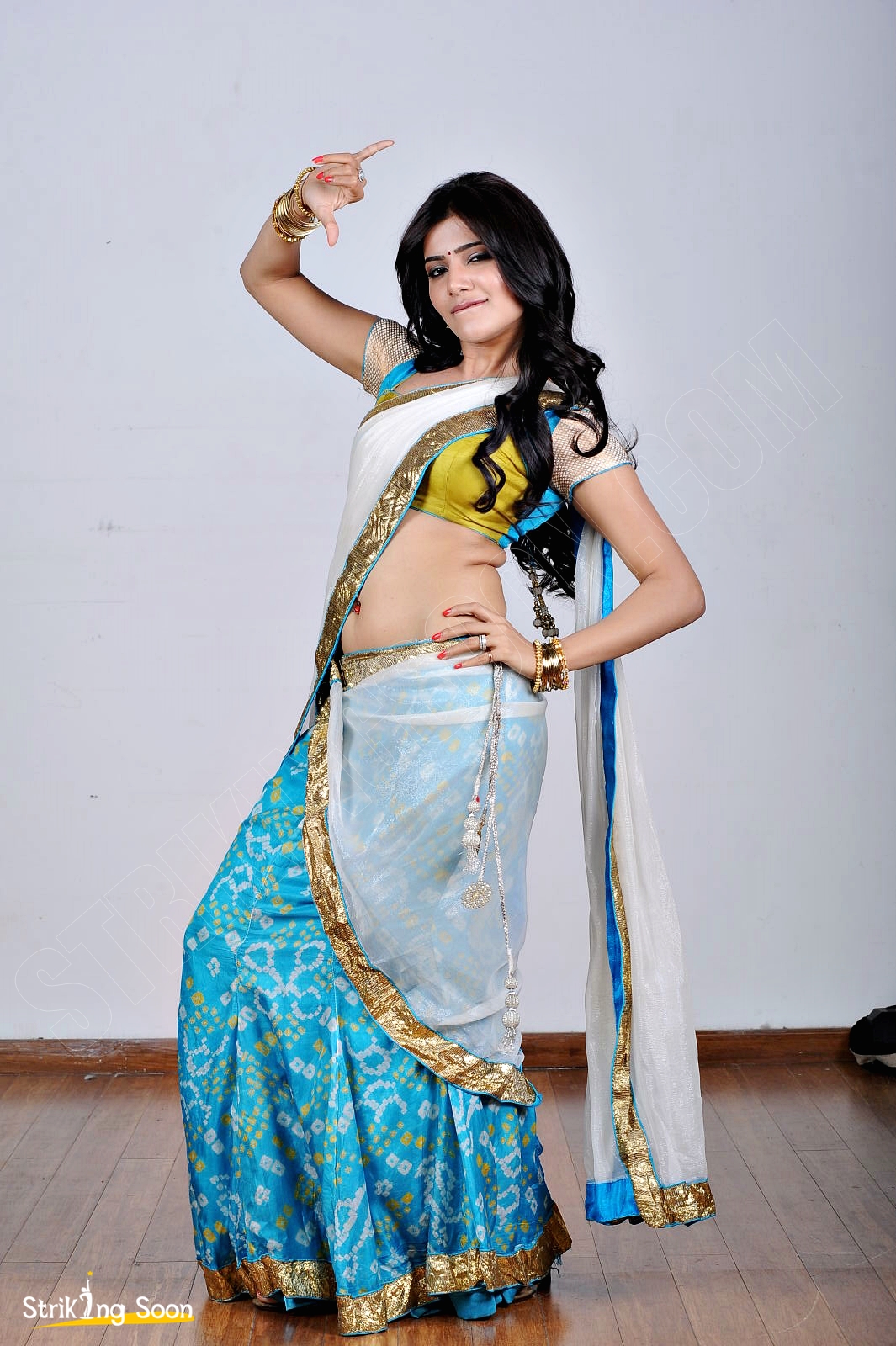 StrikingSoon.com: Samantha HOT Navel Show photos , HD images