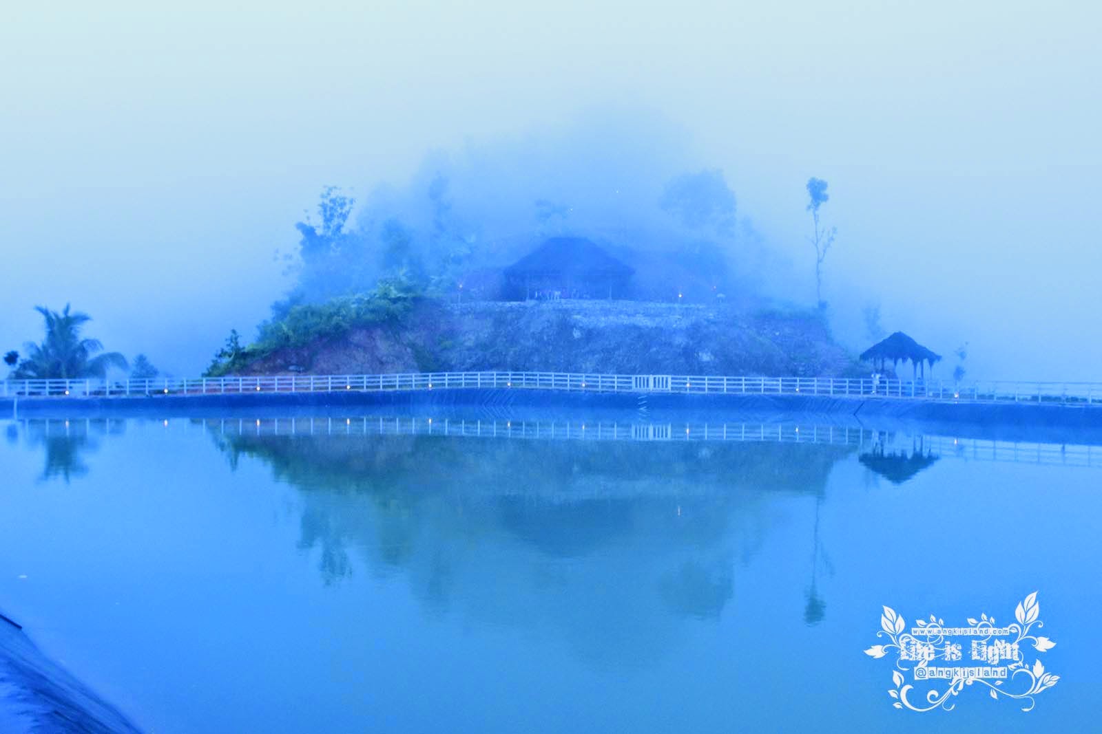 embung di tengah kabut Refleksi embung Nglanggeran