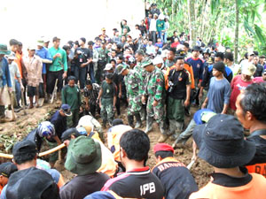Lagi, Satu Korban Longsor Lereng Bukit Ditemukan - Berita Bumiayu