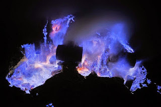 Ijen Crater: Wisata Kawah Ijen di Jawa Timur blue fire ijen crater, kawah ijen, blue lagoon,