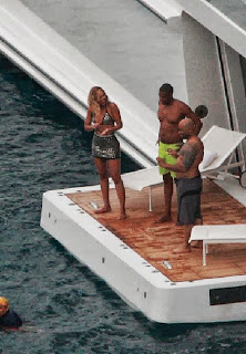 Beyonce Knowles wears a Red Bikini to celebrates her 32th birthday at Italy