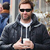 HUGH JACKMAN y su diminuto café de Starbucks