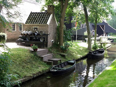 Giethoorn — The Dutch Village With No Roads Can you imagine a village with no roads? There is such a place in the Netherlands called Giethoorn (pronounced 'geethorn'). There are no roads and cars have to remain outside the village. The only access to the stunningly lovely houses in Giethoorn is by water, or on foot over tiny individual wooden bridges.