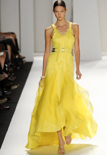 Ефирна жълта рокля на Carolina Herrera