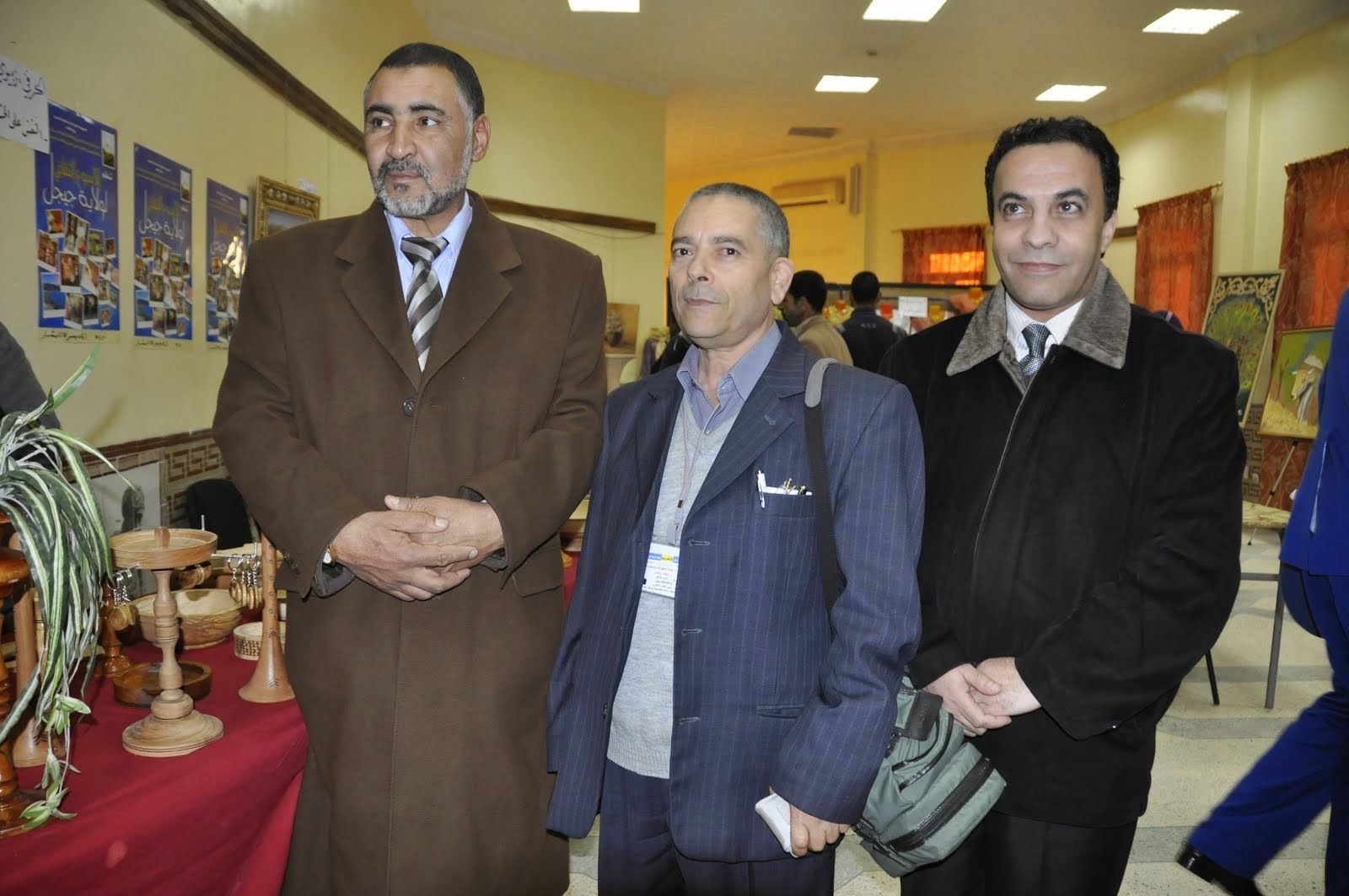 مع مدير الثقافة ومساعده في صورة تذكارية  مع ممثل صحيفة اليمامة الجزائرية