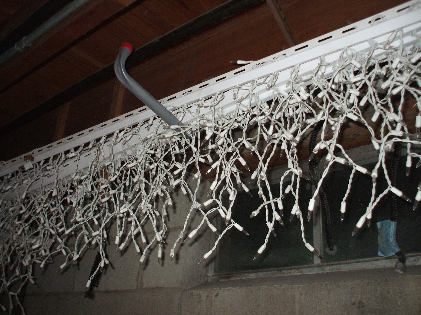 easy way to hang christmas lights outside