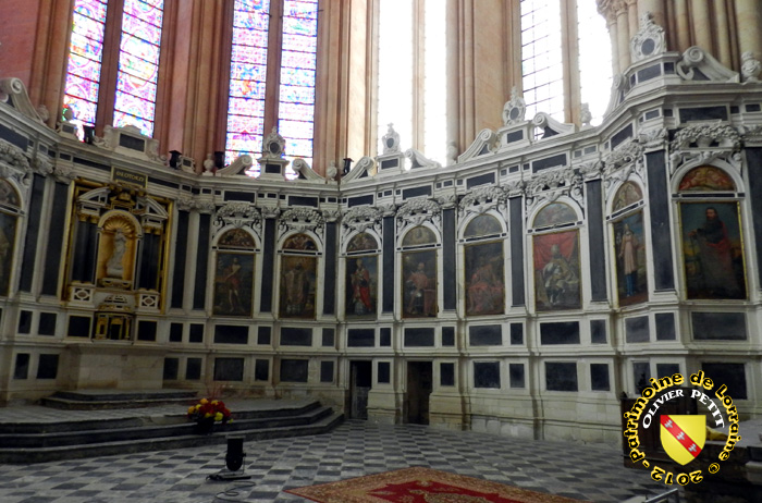 Apsis i katedralen Saint-&#201;tienne i Toul med bilder av hellige biskoper