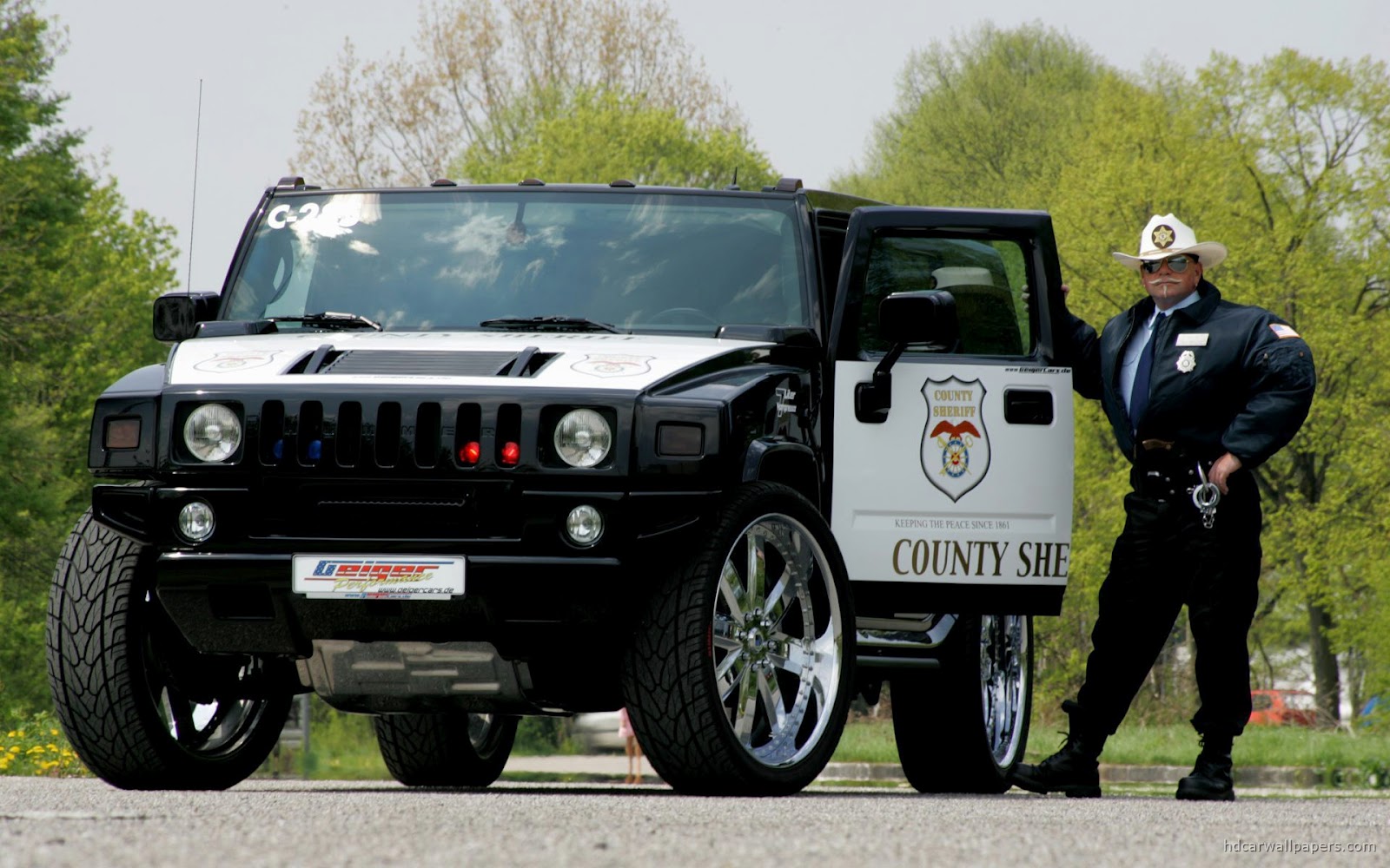 http://4.bp.blogspot.com/-a1VEqZsKo7M/UEdJNHhumVI/AAAAAAAAEV0/c5rz52JLDrc/s1600/hummer-police-car-HD_wallpapers.jpg