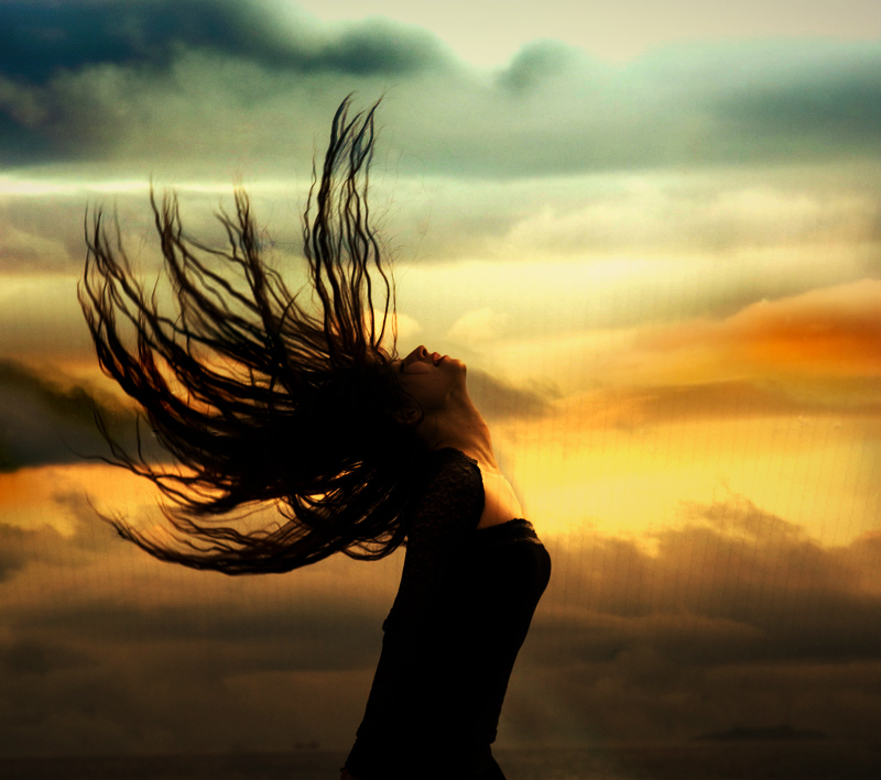 mulher+com+cabelos+ao+vento.jpg