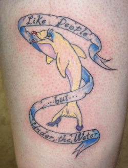 se tatua un delfin amorfo con pies