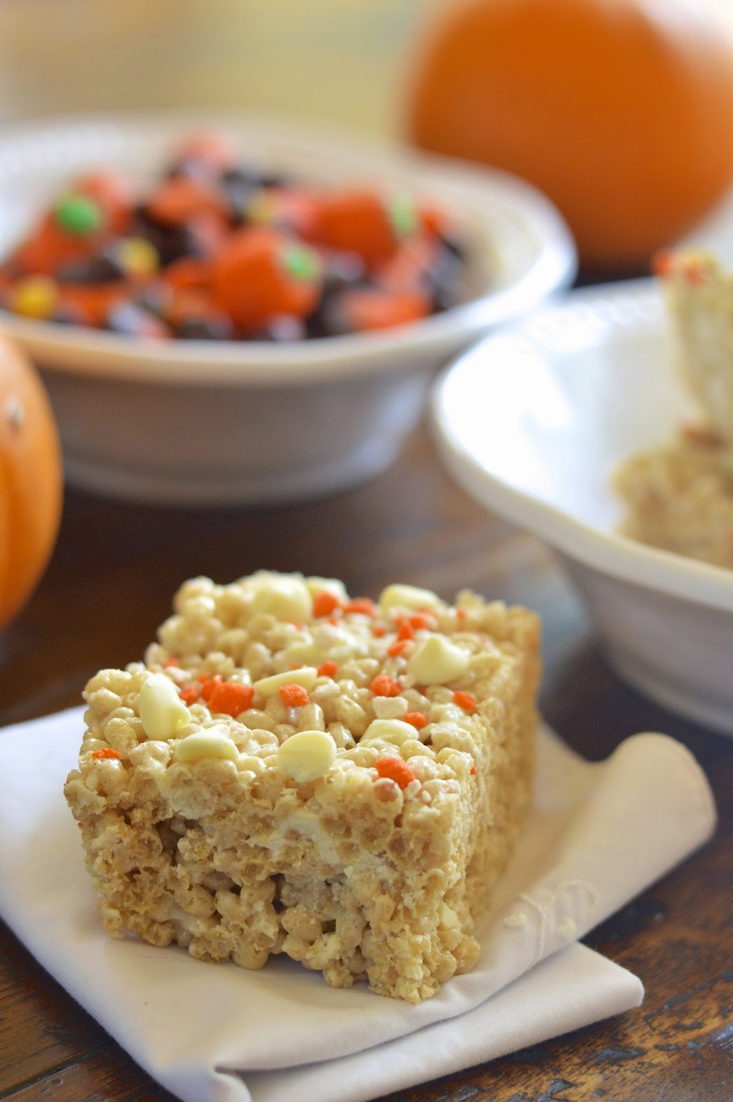 These creamy and crunchy rice krispie treats are studded with white chocolate chips and lightly flavored with pumpkin pie spice #glutenfree #halloween