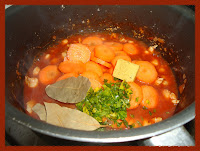Todos os ingredientes na panela, guisado quase pronto Todos os ingredientes na panela, guisado quase pronto