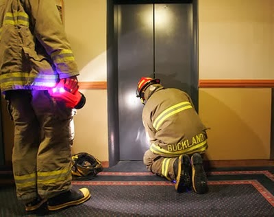 Wanita Perancis yang terjebak di lift selama 3 hari Wanita Perancis yang terjebak di lift selama 3 hari