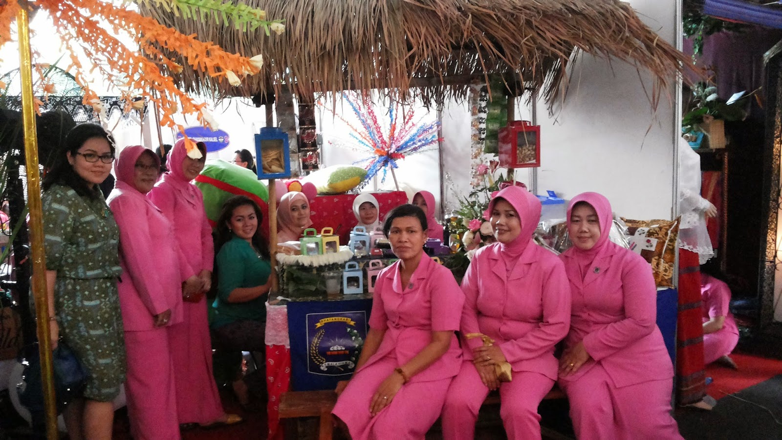 "Sewa Busana Betawi dot " I Ph atau pelaminan dekorasi nuansa betawi