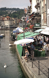 along the river with the flea market in Lucerne il lungo fiume col mercatino dell’usato a lucerna
