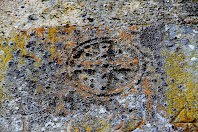 Detall de la dovella central del portal del mas, on s'aprecia la data de 1694 Detall de la dovella central del portal del mas, on s'aprecia la data de 1694