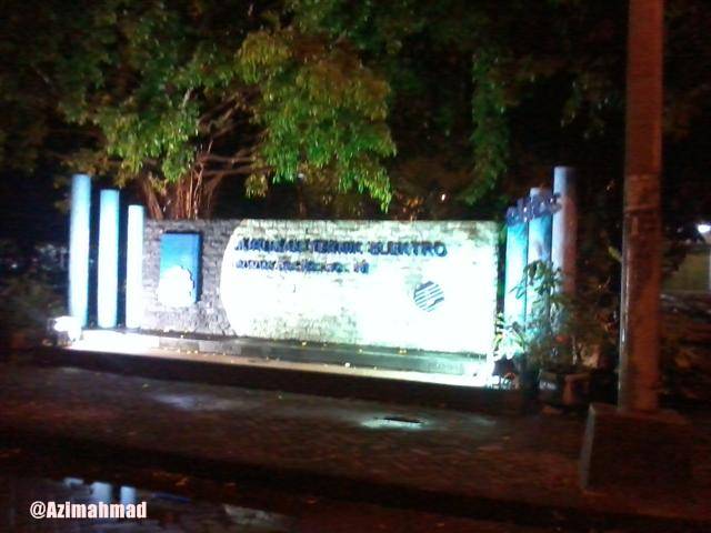 Papan nama Laboratorium Teknik Elektro ITS. Laboratorium Teknik Elektro Bersebelahan Dengan Laboratorium Teknik Mesin ITS.