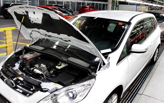 Ford EcoBoost Reduces Emissions and Saves at the Pump Ford EcoBoost Reduces Emissions and Saves at the Pump