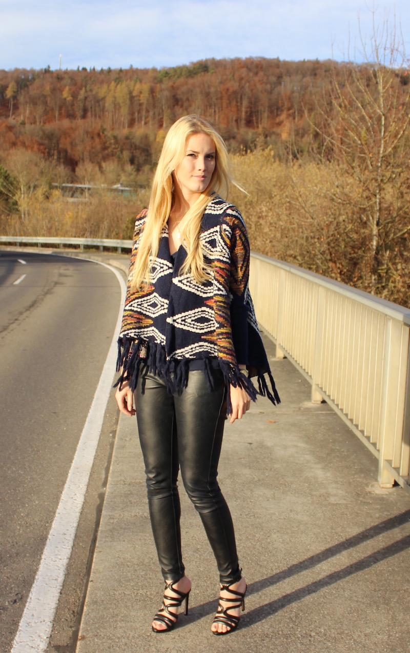 Fashion Outfit of the day: Fransen Strickcardigan mit Aztekenprint Fashion Outfit of the day: Fransen Strickcardigan mit Aztekenprint