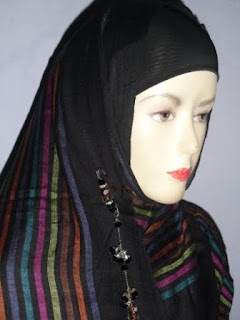 FOTO GAMBAR VIDEO CARA MEMAKAI JILBAB PIPIK UJE, CARA MEMAKAI PASHMINA PIPIK UJE ARAB TREND 2011, Cara Menggunakan Jilbab Pipik, Pashmina Pipik Uje Dengan Benar Mudah Dan Cantik Ala Arab 2011,Foto Menggunakan Jilbab Pashmina Pipik Uje, Pashmina Arab 2011, busanarumahislami.blogspot.com