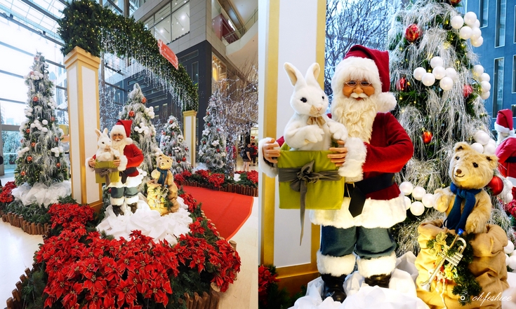 attracts many cameras is of course the main entrance of the mall with santa claus animatronics and plenty of snowing christmas tree surrounding it - Christmas Animatronics attracts many cameras is of course the main entrance of the mall with santa claus animatronics and plenty of snowing christmas tree surrounding it - Christmas Animatronics