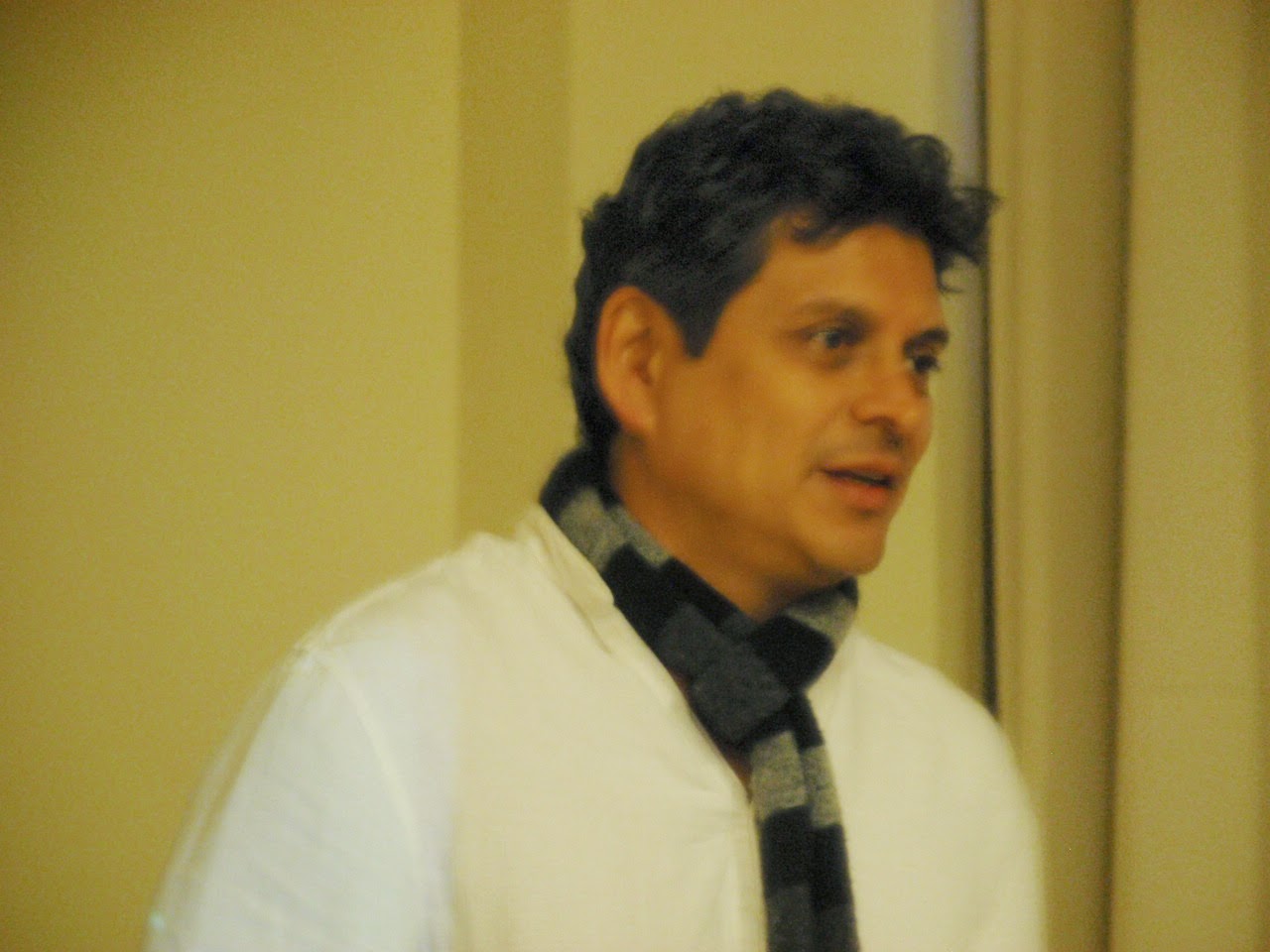 Astillas de realidad JOHNNY GUZMÁN DENUNCIA LA 