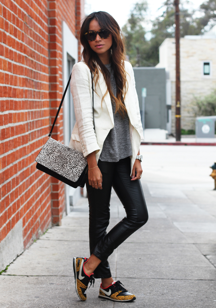 Julie Sariñana es una fashion blogger que usa mucho tenis de manera increíble, checa su blog www.sincerelyjules.com