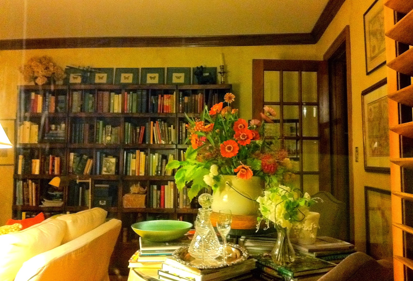 P O T A G E R Round Book Table