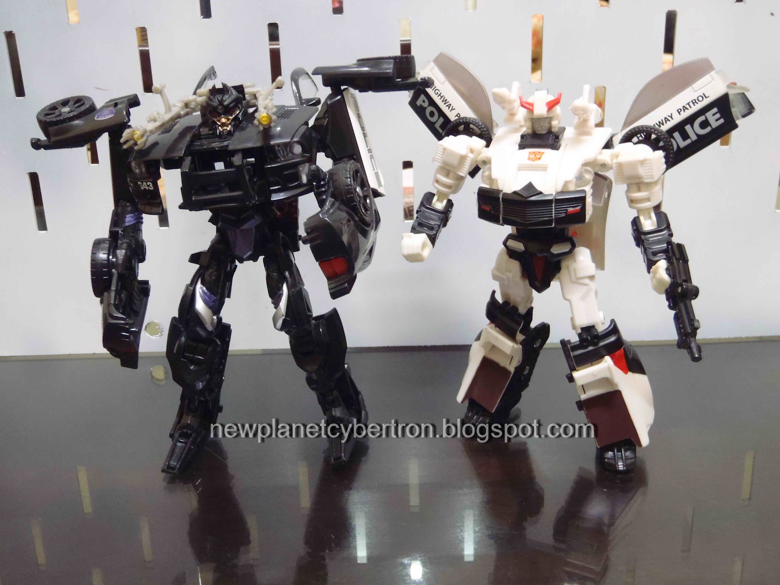 New Cybertron Transformers Review Prowl (Universe Deluxe)