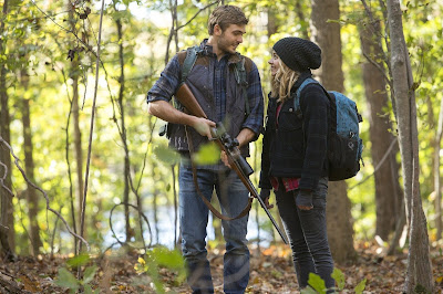 The 5th Wave movie image featuring Chloe Grace Moretz and Alex Roe