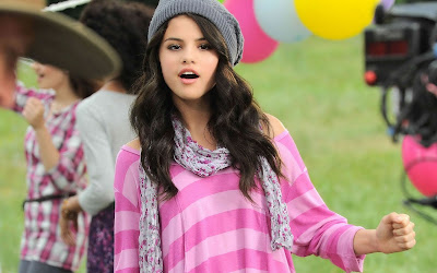 Salena Gomez-HD Wallpaper skirt pink babe