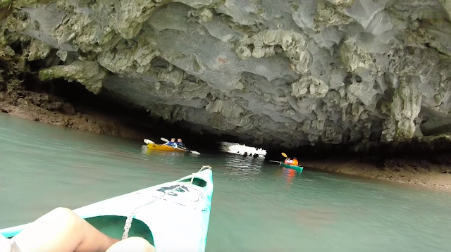 Caiaque nas cavernas de Halong Bay Caiaque com crianças em Halong Bay
