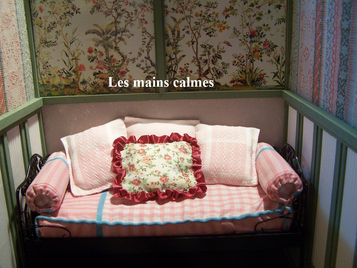 Les mains calmes: banquette en fer forgé miniature " la fin "