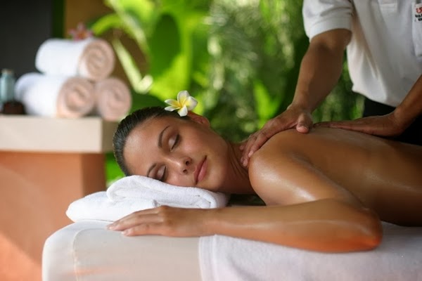 Massagem mulher no Spa