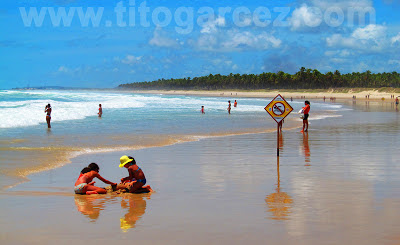 Nessa área de mar agitado, banhistas só se arriscam a entrar na parte rasa Praia do Francês - Marechal Deodoro - Alagoas