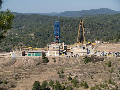 Les mines de potassa amb el Pou de les Cabanasses i al fons la Serra de Castelltallat Les mines de potassa amb el Pou de les Cabanasses i al fons la Serra de Castelltallat